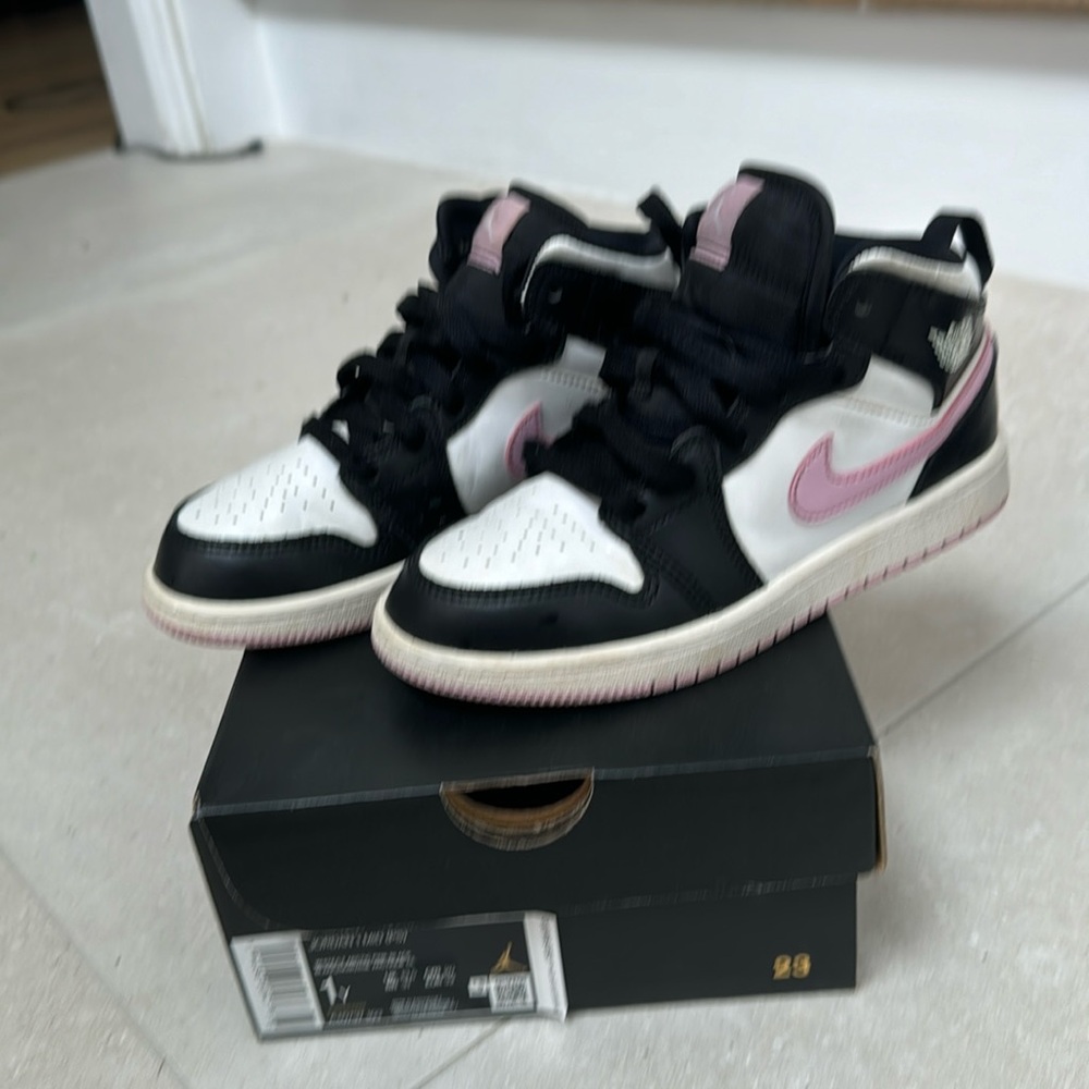 Nike Jordan 1 mid Arctic Pink colorway